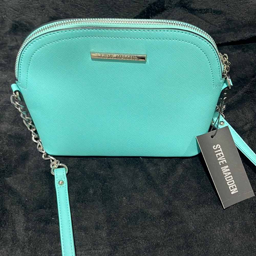 Super cute Tiffany teal Steve Madden hand bag! Has great pockets!